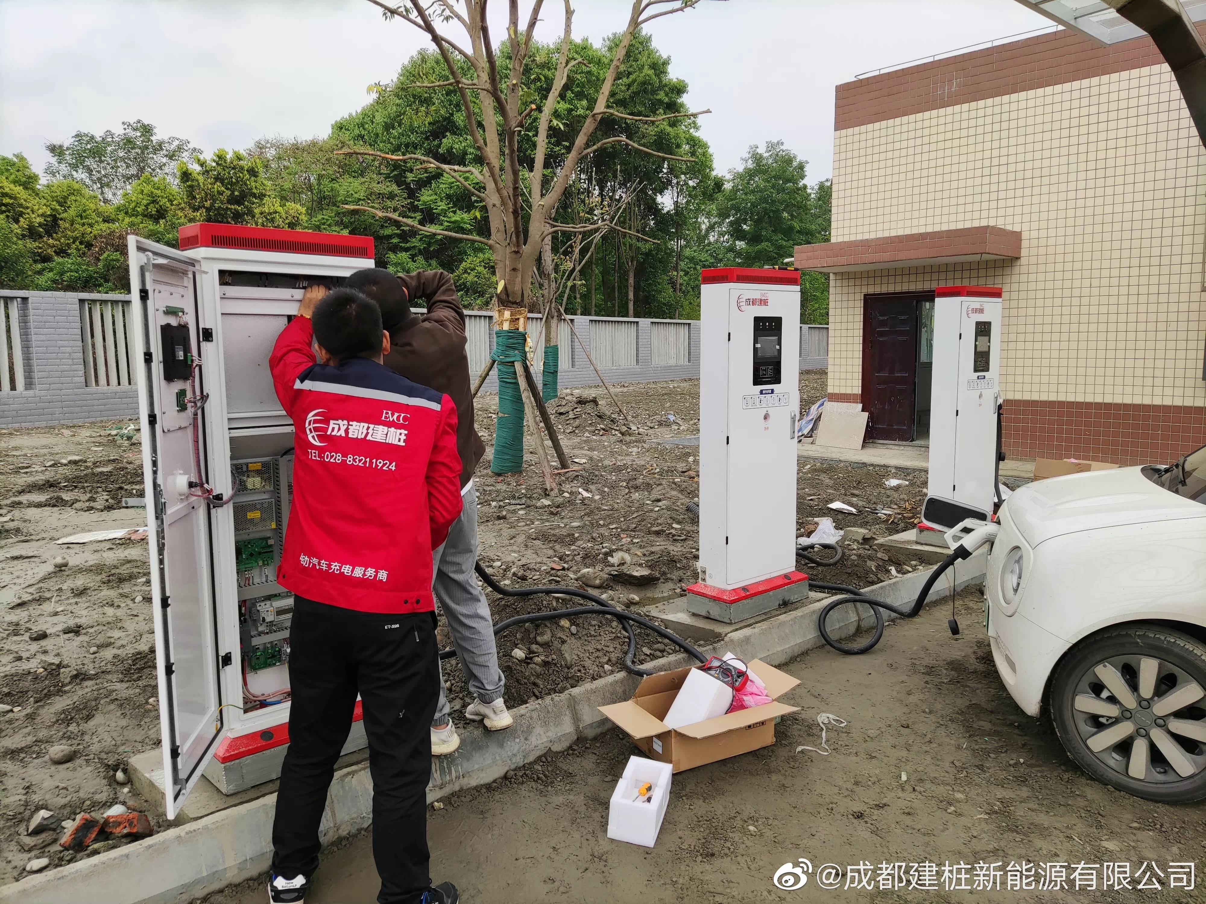 成都建樁工程師輾轉(zhuǎn)四個項目上電調(diào)試充電樁